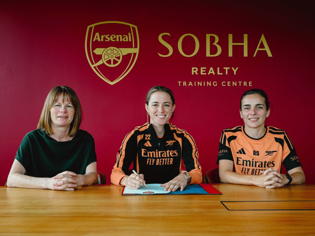 Ona Batlle signs her Arsenal contract