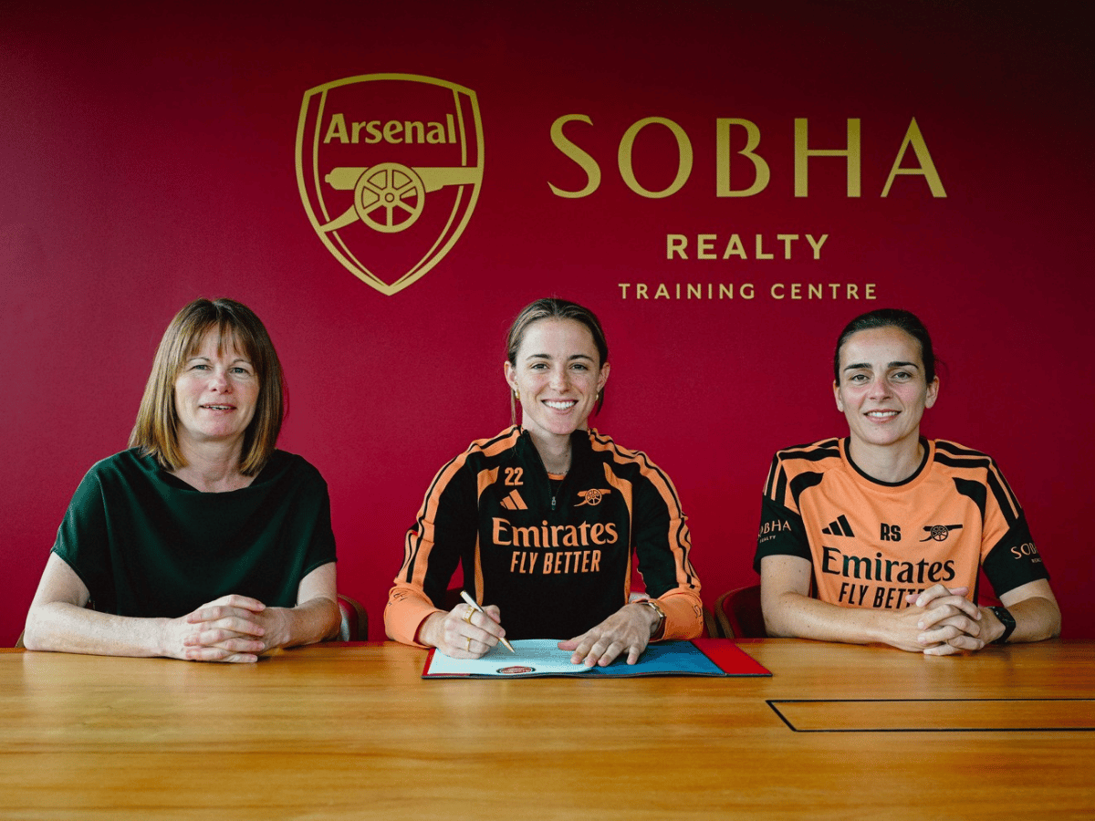 Ona Batlle signs her Arsenal contract