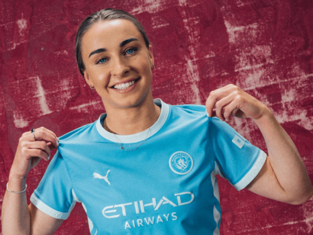 Niamh Charles signs for Manchester City