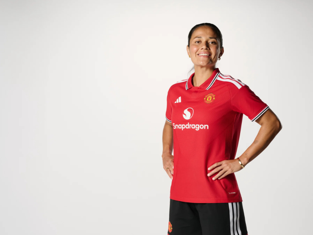 Rebeca Bernal signs for Manchester United