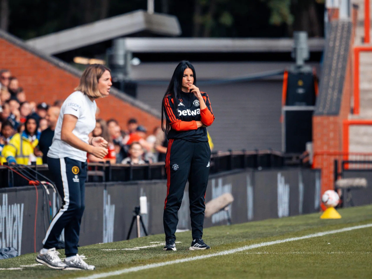 Eva Olid on the touchline during Manchester United's defeat to Chelsea